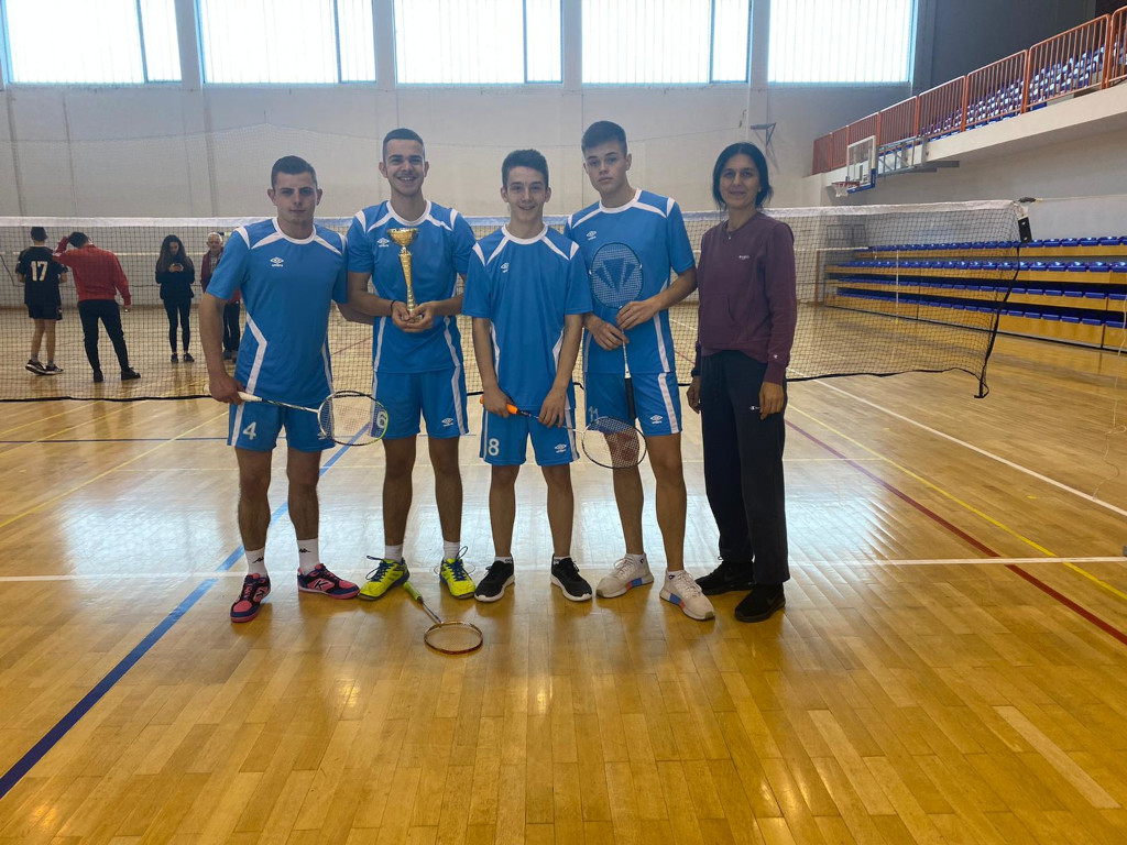mladii_badminton.jpg